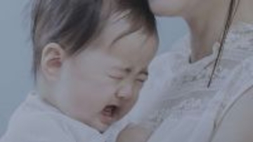 「混雑電車でぐずる4か月娘と、倒れたベビーカー。周りの乗客に無視された私に、寝ていた男性客が...」（大阪府・40代女性）