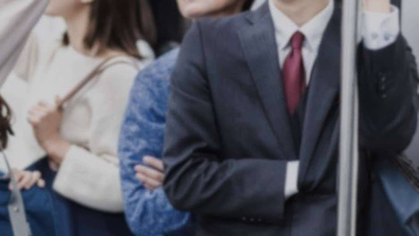 「混雑電車でぐずる4か月娘と、倒れたベビーカー。周りの乗客に無視された私に、寝ていた男性客が...」（大阪府・40代女性）