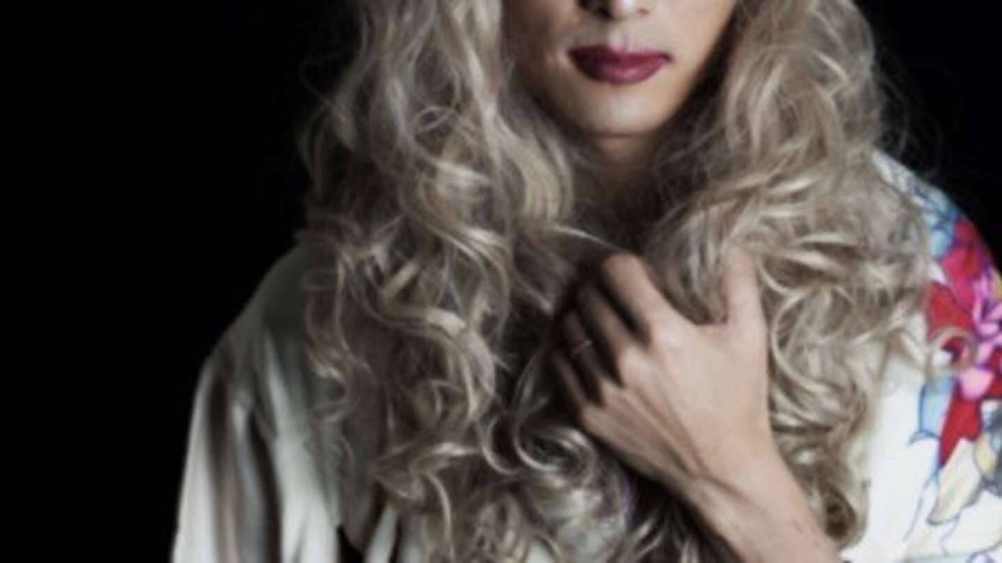 「どしゃ降りの雨の夜、信号待ちをしていた私。そこに女装の男性が近付いてきて...」（宮城県・40代）