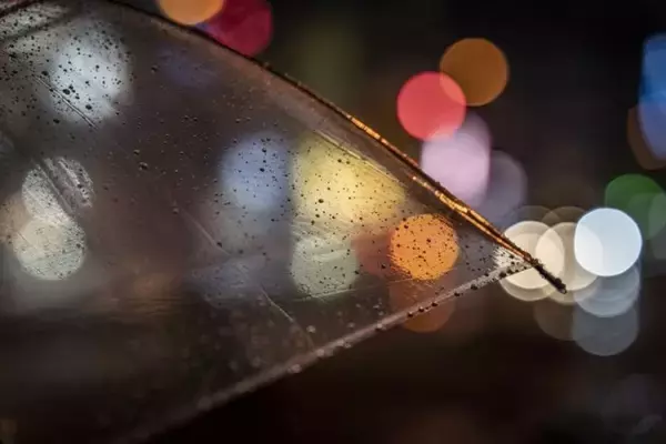 「「どしゃ降りの雨の夜、信号待ちをしていた私。そこに女装の男性が近付いてきて...」（宮城県・40代）」の画像