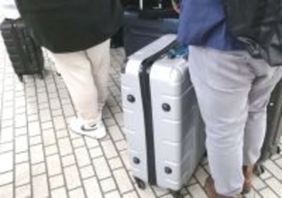 「混雑した新幹線で空席に荷物を置いてる外国人。その横に座ると肩を叩かれて」