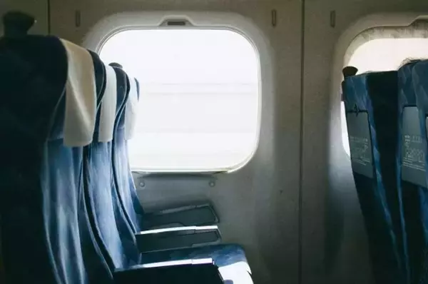 「「混雑した新幹線で空席に荷物を置いてる外国人。その横に座ると肩を叩かれて」」の画像