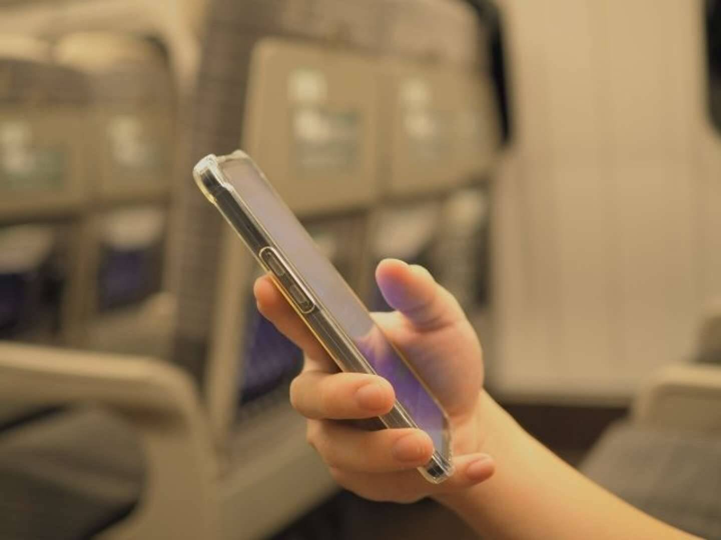 「混雑した新幹線で空席に荷物を置いてる外国人。その横に座ると肩を叩かれて」