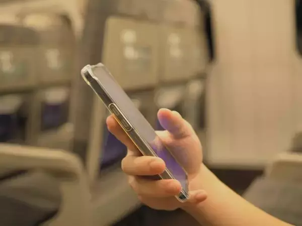 「「混雑した新幹線で空席に荷物を置いてる外国人。その横に座ると肩を叩かれて」」の画像