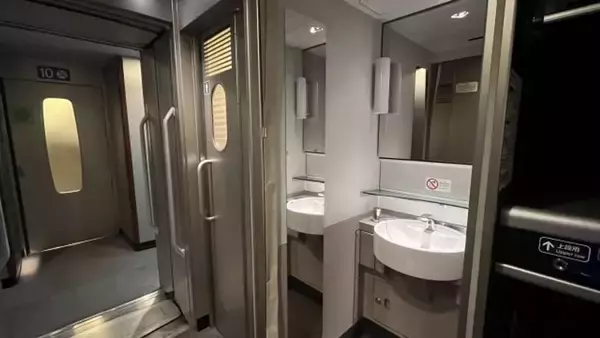 「「1歳の子を抱っこして新幹線に乗った私。荷物も多いし座りたかったのに...」　新米ママの思い出」の画像