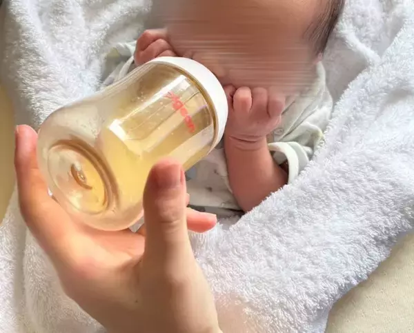 ミルクの飲み方が可愛すぎる赤ちゃんが、爆誕しました　「はぁ～尊い」「天使すぎる」と1.9万人もん絶