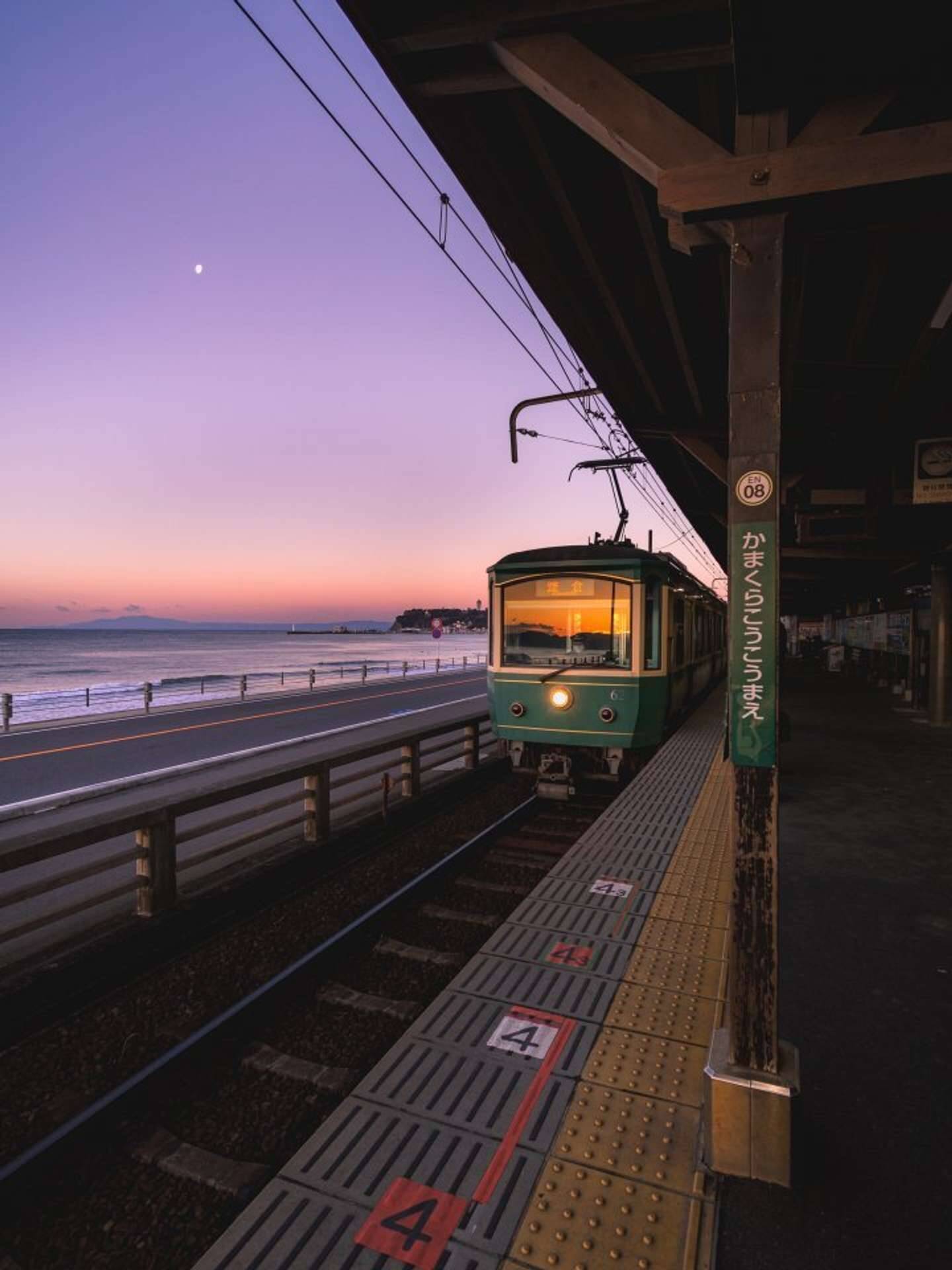 ガラスに映る朝焼けが 最高に美しい 江ノ電の エモすぎる風景 切り取った一枚に反響 22年8月日 エキサイトニュース