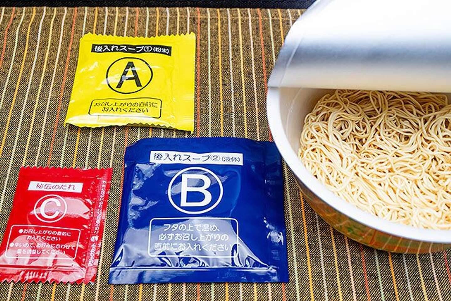 味も価格もカップ麺離れ！　「天神西通り店」限定の味を再現した「一蘭 釜だれ」は驚嘆の一杯