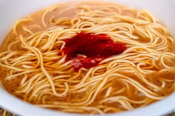 「味も価格もカップ麺離れ！　「天神西通り店」限定の味を再現した「一蘭 釜だれ」は驚嘆の一杯」の画像