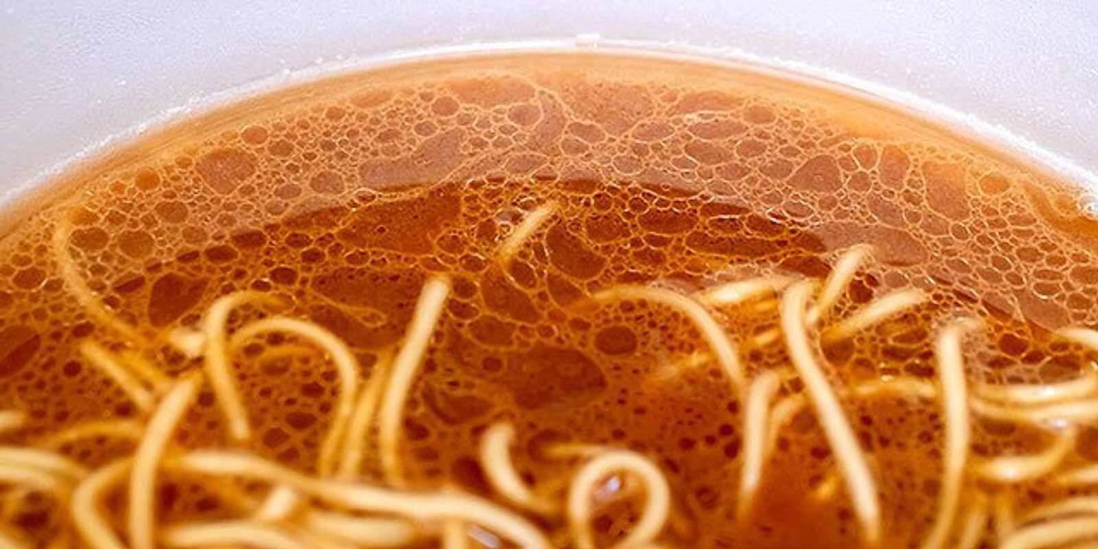 味も価格もカップ麺離れ！　「天神西通り店」限定の味を再現した「一蘭 釜だれ」は驚嘆の一杯