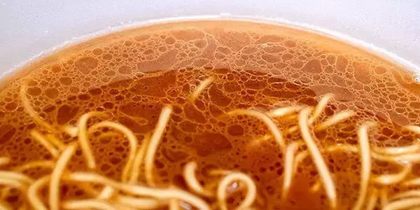 「味も価格もカップ麺離れ！　「天神西通り店」限定の味を再現した「一蘭 釜だれ」は驚嘆の一杯」の画像