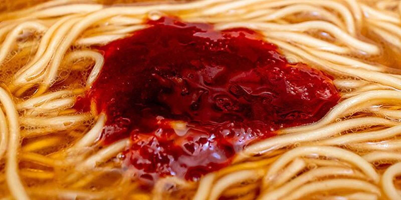 味も価格もカップ麺離れ！　「天神西通り店」限定の味を再現した「一蘭 釜だれ」は驚嘆の一杯