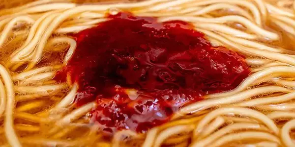 「味も価格もカップ麺離れ！　「天神西通り店」限定の味を再現した「一蘭 釜だれ」は驚嘆の一杯」の画像