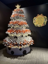 「夢にでてきそう」「発案した人天才」　木の代わりに〝アイツ〟を1111本...すみだ水族館のクリスマスツリーに2.7万人驚がく