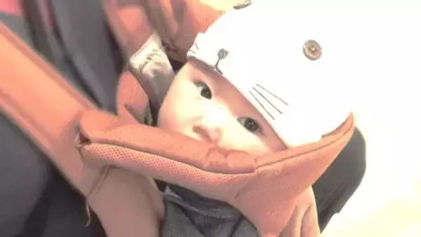 「9か月の娘と大荷物を抱えて始発に乗ったけど、気づけば通勤ラッシュ。駅では2人のサラリーマンに...」（埼玉県・20代女性）