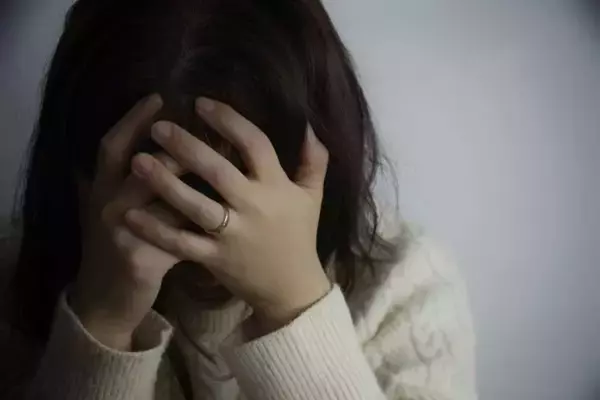 「悪阻がつらかった妊娠初期。マタニティマークを付けて乗った通勤電車で、中年女性客の言葉に涙が溢れて」