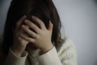 「悪阻がつらかった妊娠初期。マタニティマークを付けて乗った通勤電車で、中年女性客の言葉に涙が溢れて」