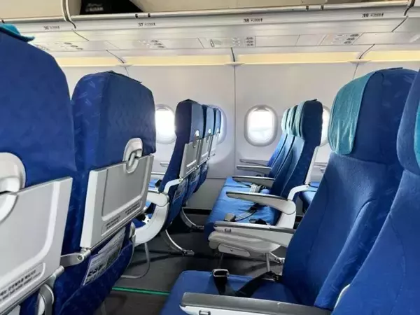 「「ひとりで初めての飛行機に乗り込んだ娘。真新しいスーツを着ていたからCAの女性に...」」の画像