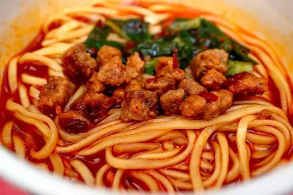 「名古屋生まれの「エイリアン」全国のファミマへ出撃　台湾ラーメン「味仙」監修カップ麺はどんだけ辛い？」の画像