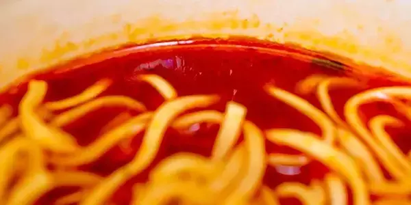 「名古屋生まれの「エイリアン」全国のファミマへ出撃　台湾ラーメン「味仙」監修カップ麺はどんだけ辛い？」の画像