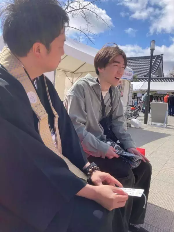 「アフロ仏に〝ギャル尼僧〟まで！？　色んなお坊さんに恋愛相談できる「恋バナ縁日」に行ってみた」の画像