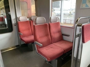 「妊娠中、混みあう電車で立ってた私。ようやく空いた席に座ろうとしたら、若い女性客が...」（三重県・50代女性）