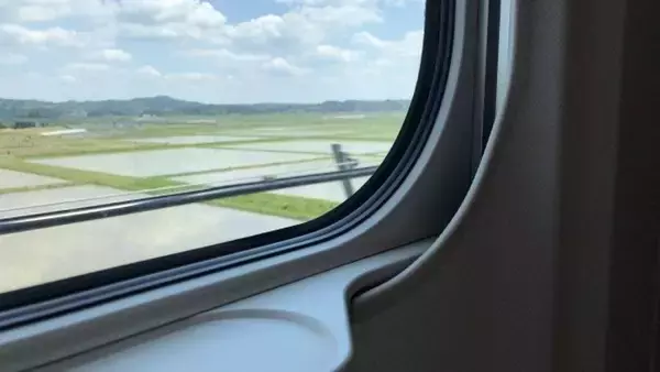 「「1歳娘を抱っこしたまま、乗車率100％超の新幹線へ。車内で立っていると中年男性が何度も何度も」（岩手県・40代女性）」の画像