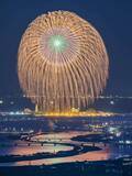 「14キロ離れた場所から「桑名水郷花火大会」二尺玉を撮影すると...　大迫力の〝全体像〟に2.6万人驚がく」の画像1