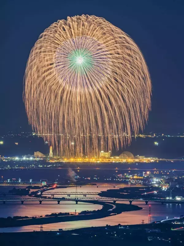 14キロ離れた場所から「桑名水郷花火大会」二尺玉を撮影すると...　大迫力の〝全体像〟に2.6万人驚がく