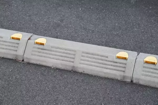 「人通りの少ない駐車場でパニックになっていた私　見知らぬ男性がこっちに来る（静岡県・40代女性）」の画像