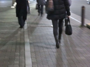 「残業を終え、夜中の横断歩道を渡っていた私。後ろからほろ酔いの大学生たちが大声で」（東京都・50代女性）