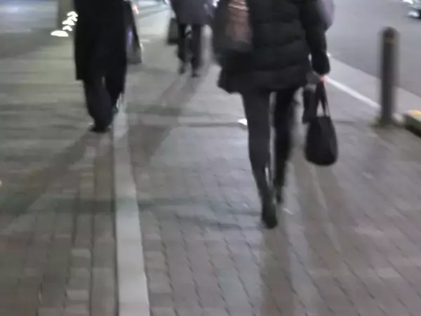 「残業を終え、夜中の横断歩道を渡っていた私。後ろからほろ酔いの大学生たちが大声で」（東京都・50代女性）