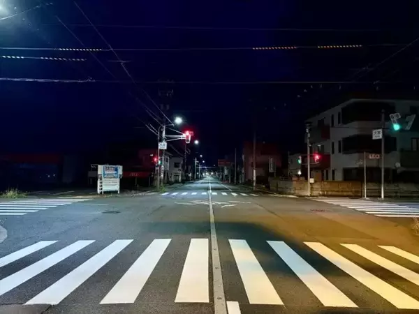 「「残業を終え、夜中の横断歩道を渡っていた私。後ろからほろ酔いの大学生たちが大声で」（東京都・50代女性）」の画像