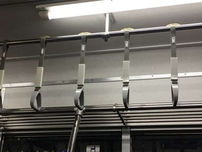 「教科書入りの重い荷物を電車の網棚に置いてた私。それが落ちてオジサン客の肩に直撃してしまい...」（新潟県・50代女性）