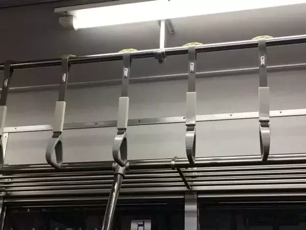 「教科書入りの重い荷物を電車の網棚に置いてた私。それが落ちてオジサン客の肩に直撃してしまい...」（新潟県・50代女性）