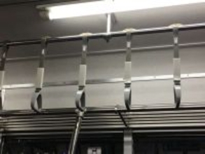 「教科書入りの重い荷物を電車の網棚に置いてた私。それが落ちてオジサン客の肩に直撃してしまい...」（新潟県・50代女性）