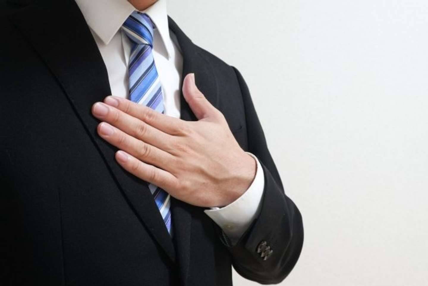 「教科書入りの重い荷物を電車の網棚に置いてた私。それが落ちてオジサン客の肩に直撃してしまい...」（新潟県・50代女性）