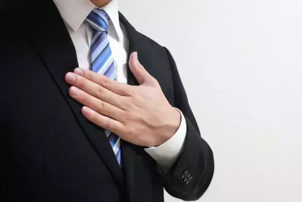 「「教科書入りの重い荷物を電車の網棚に置いてた私。それが落ちてオジサン客の肩に直撃してしまい...」（新潟県・50代女性）」の画像