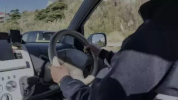 「「途中まで乗せるから乗りなさい」　薄暗い道を歩く私の目の前に突如現れた二人（東京都・60代女性）」の画像