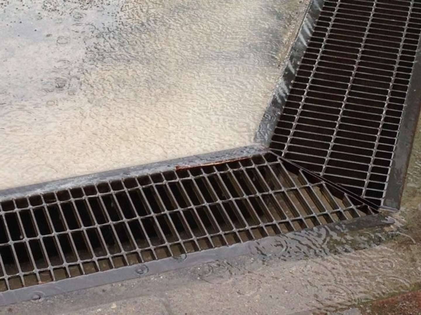 「仕事を抜けて息子の運動会に行った私。雨の中スマホで撮影してたら、後ろから年配の女性が...」（埼玉県・40代女性）