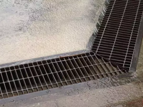 「「仕事を抜けて息子の運動会に行った私。雨の中スマホで撮影してたら、後ろから年配の女性が...」（埼玉県・40代女性）」の画像