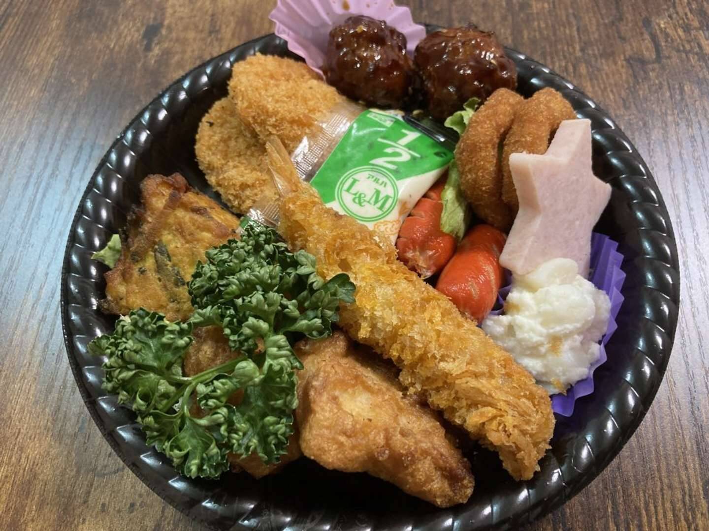 この輪っかはイカ？オニオン？←どっちでもない...　「玉出のクリスマスオードブル」が想像を超えてきた