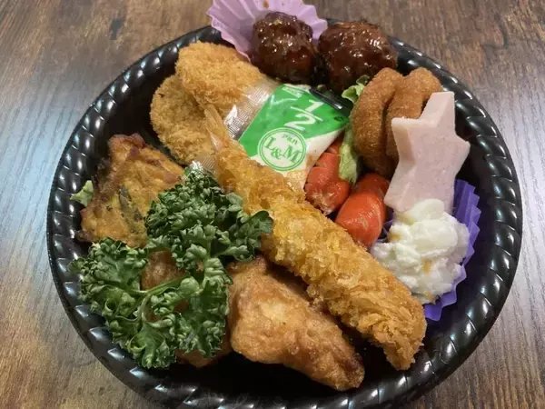 「この輪っかはイカ？オニオン？←どっちでもない...　「玉出のクリスマスオードブル」が想像を超えてきた」の画像