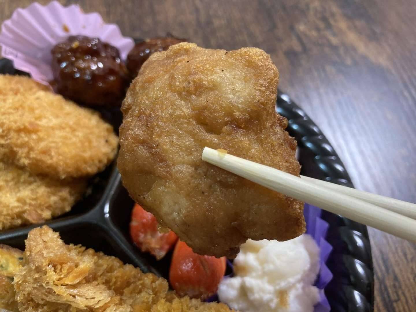 この輪っかはイカ？オニオン？←どっちでもない...　「玉出のクリスマスオードブル」が想像を超えてきた