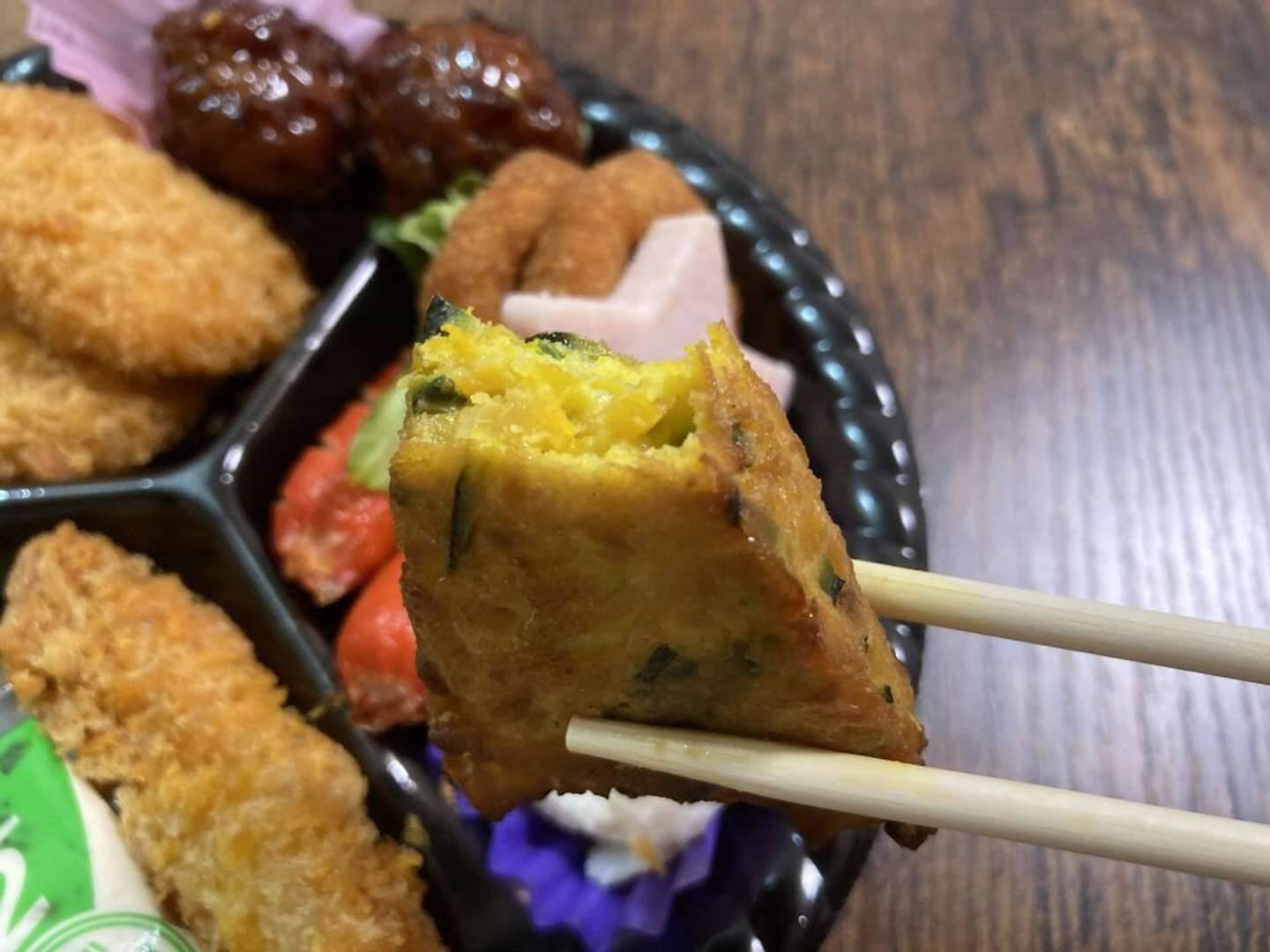 この輪っかはイカ？オニオン？←どっちでもない...　「玉出のクリスマスオードブル」が想像を超えてきた