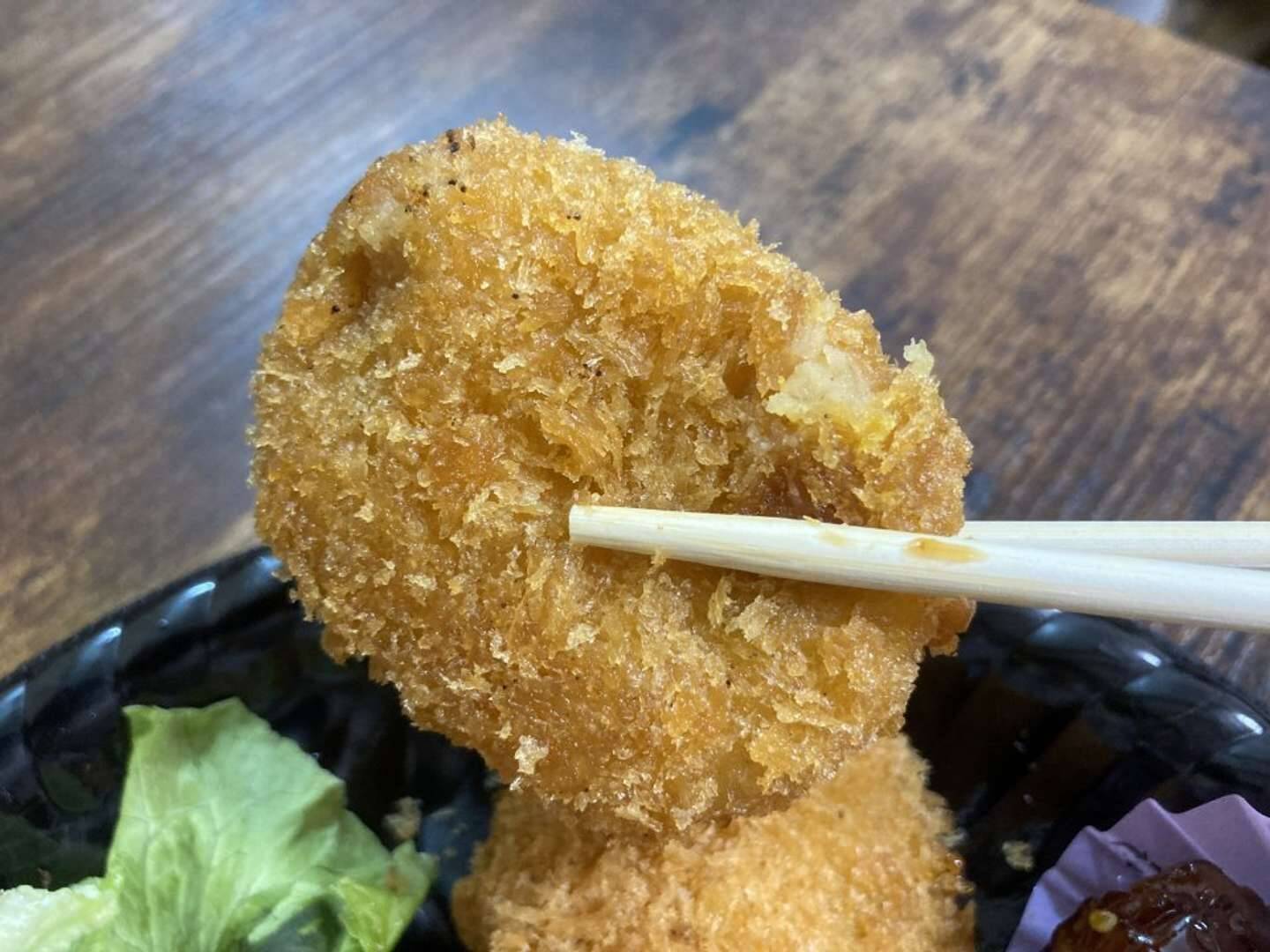 この輪っかはイカ？オニオン？←どっちでもない...　「玉出のクリスマスオードブル」が想像を超えてきた