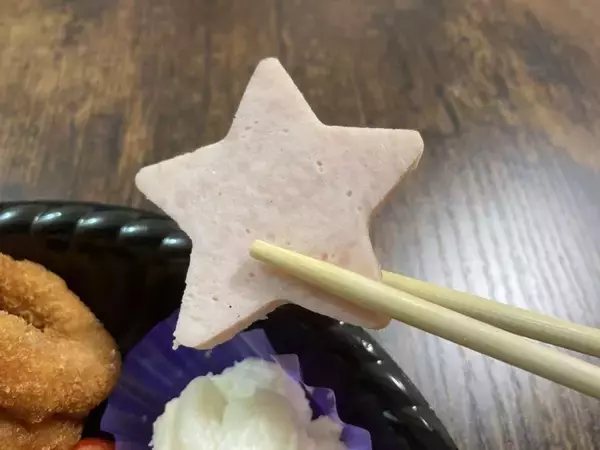 「この輪っかはイカ？オニオン？←どっちでもない...　「玉出のクリスマスオードブル」が想像を超えてきた」の画像