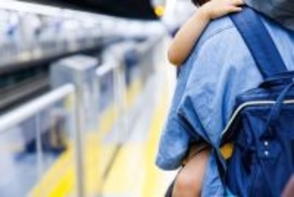 若い男が幼いわが子を抱きかかえ電車を降りて行った　もう一人の男は私の荷物を（東京都・50代女性）