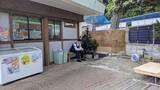 「「ずっと休んでるけどどしたんだろう」　高知・桂浜水族館で〝座りこむ警察官〟目撃→よく見ると...その正体に5.8万人驚がく」の画像1