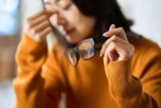 絵描き「片目が見えない...」→まさかの原因に12万人安心　「膝から崩れ落ちそう」「不覚にも笑ってしもた」